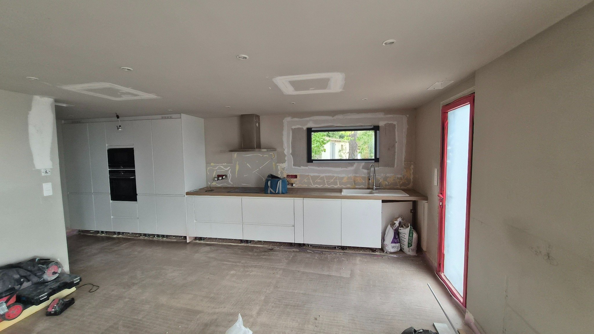 Cuisine blanche en cours d’installation dans la maison de Luynes