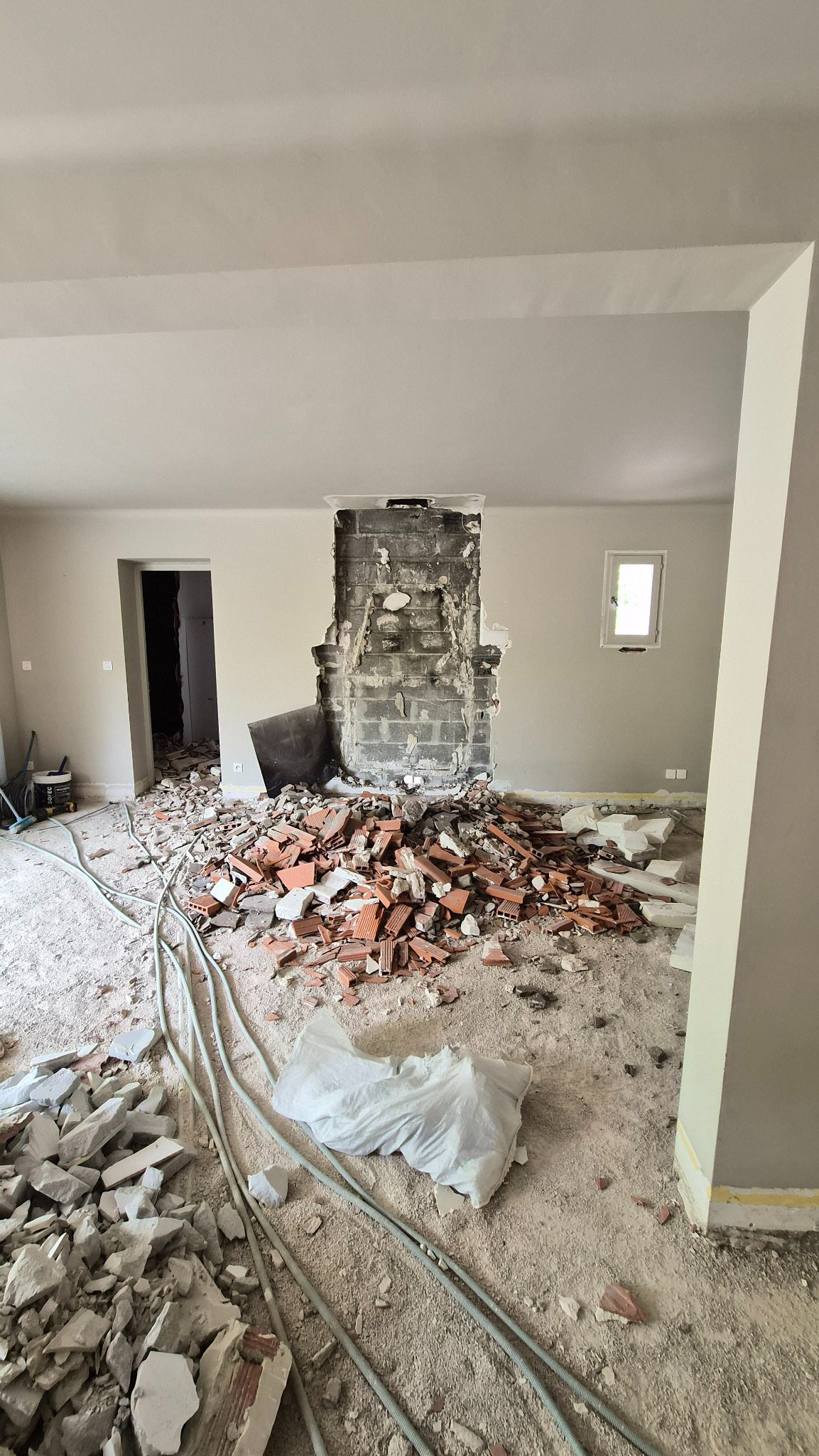 Démolition intérieure autour de l’ancienne cheminée dans la maison de Luynes