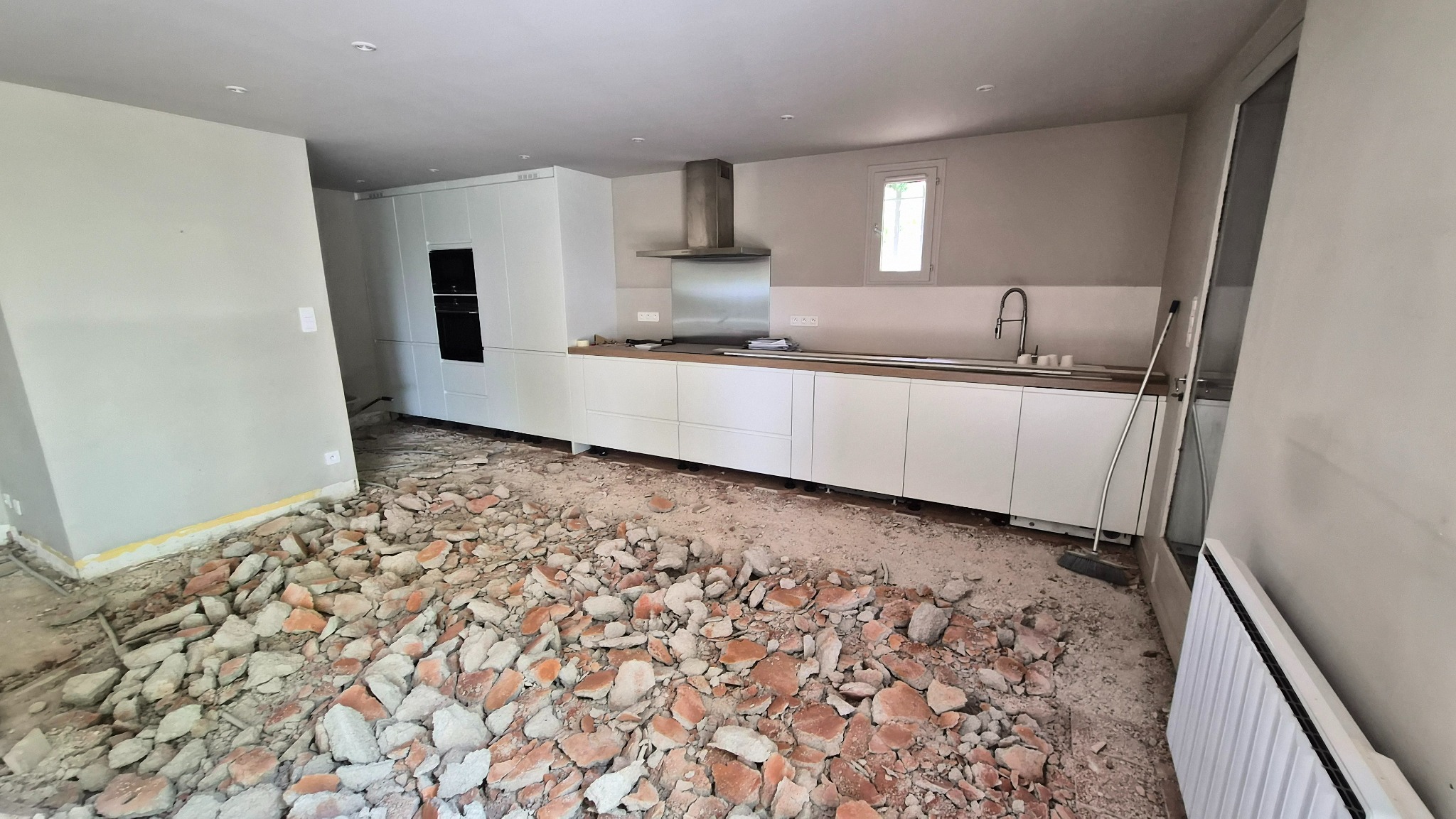 Dépose complète du sol devant la cuisine pendant le chantier de Luynes