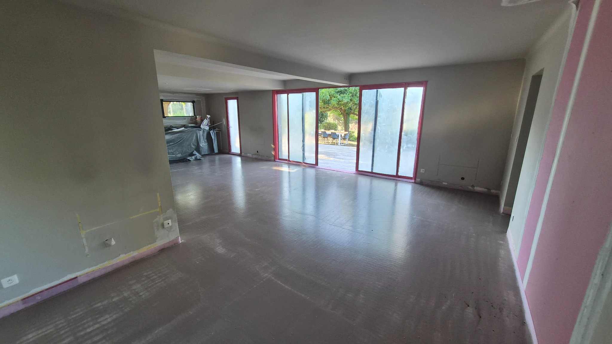 Grande pièce de vie ouverte vers la terrasse pendant la rénovation à Luynes
