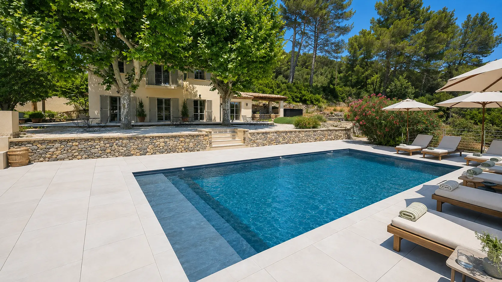 Maison provençale rénovée avec sa piscine et ses terrasses achevées