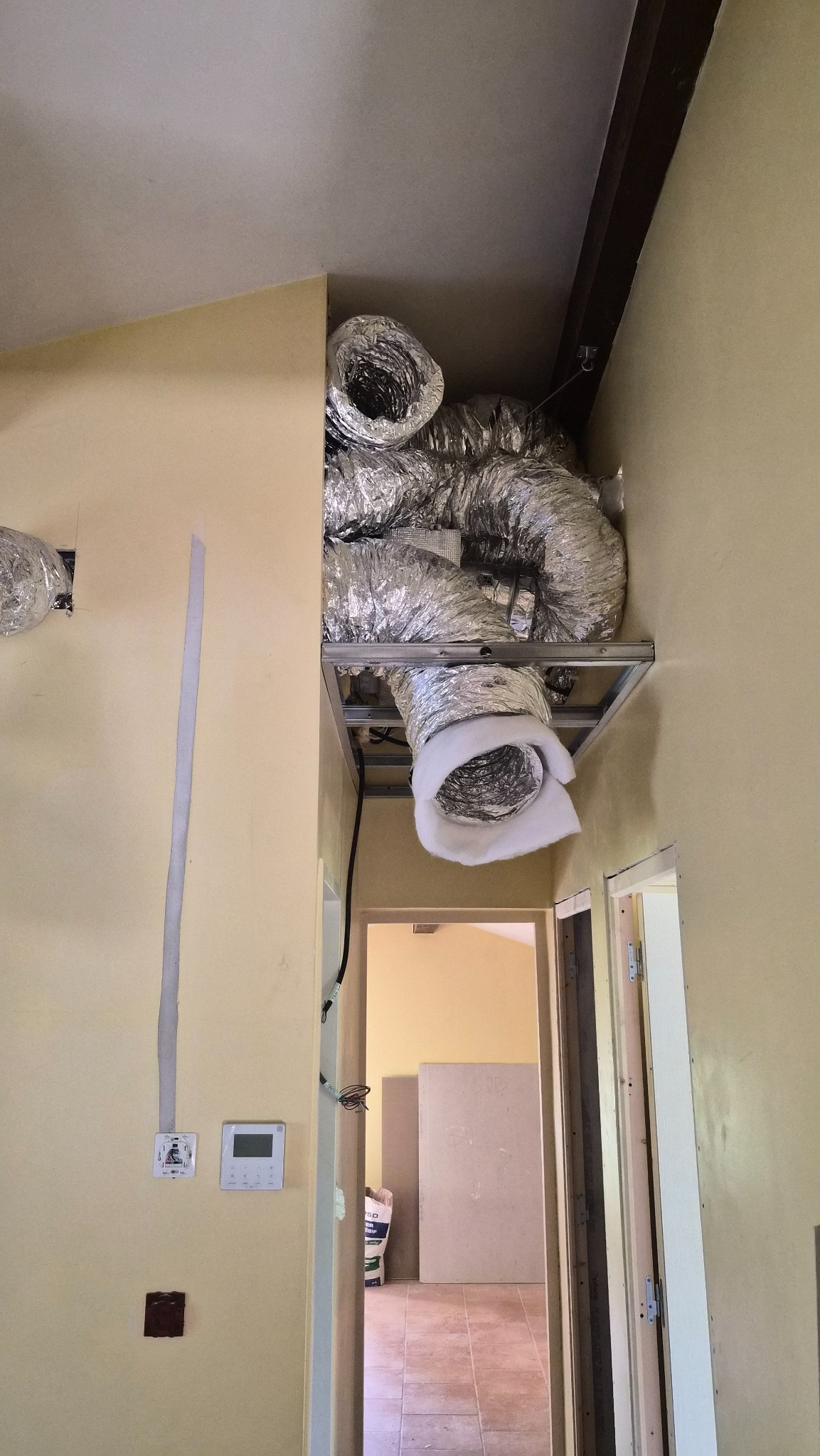 Réseaux de climatisation gainable en cours d’installation