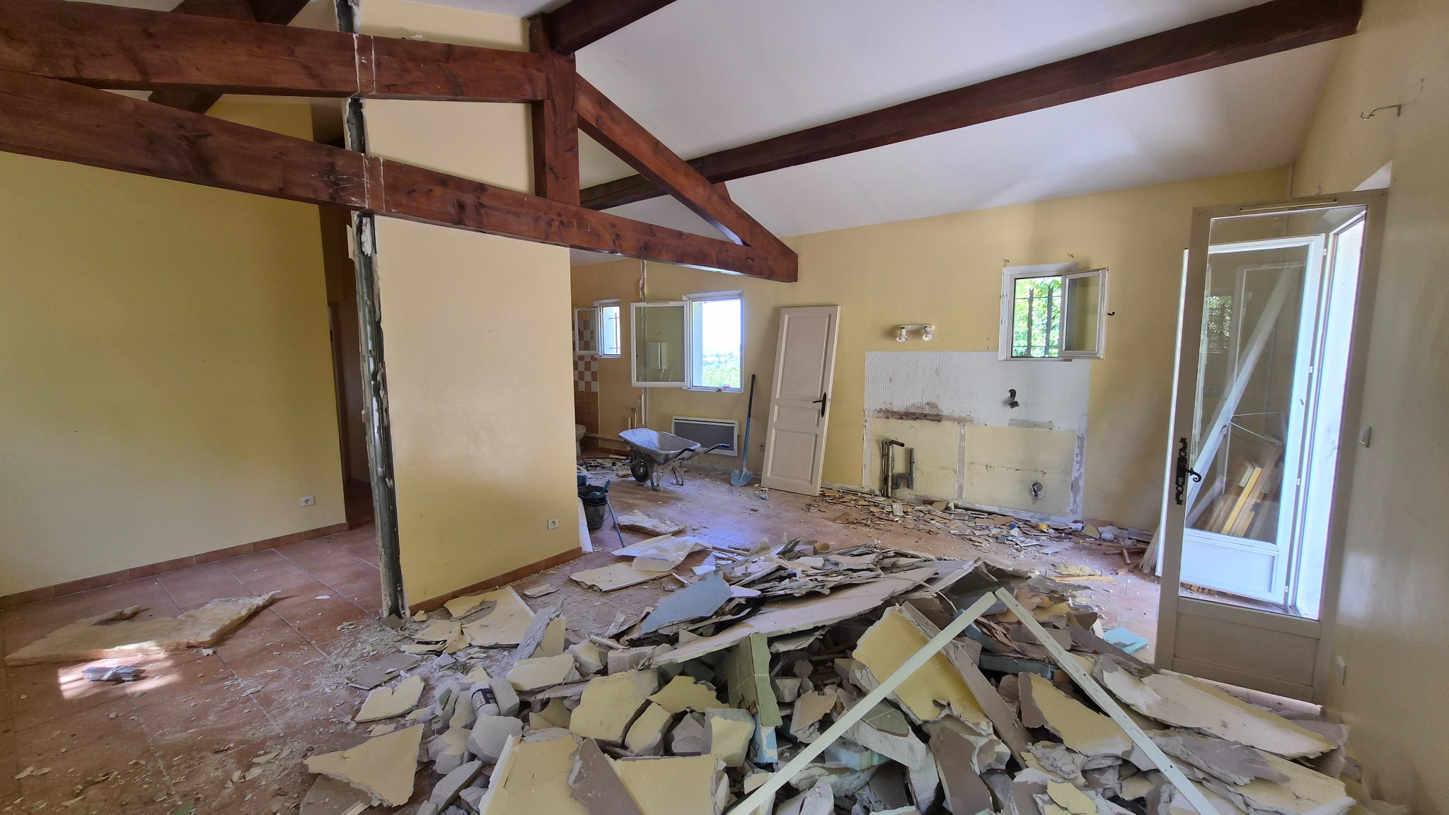 Dépose des cloisons pendant la rénovation intérieure