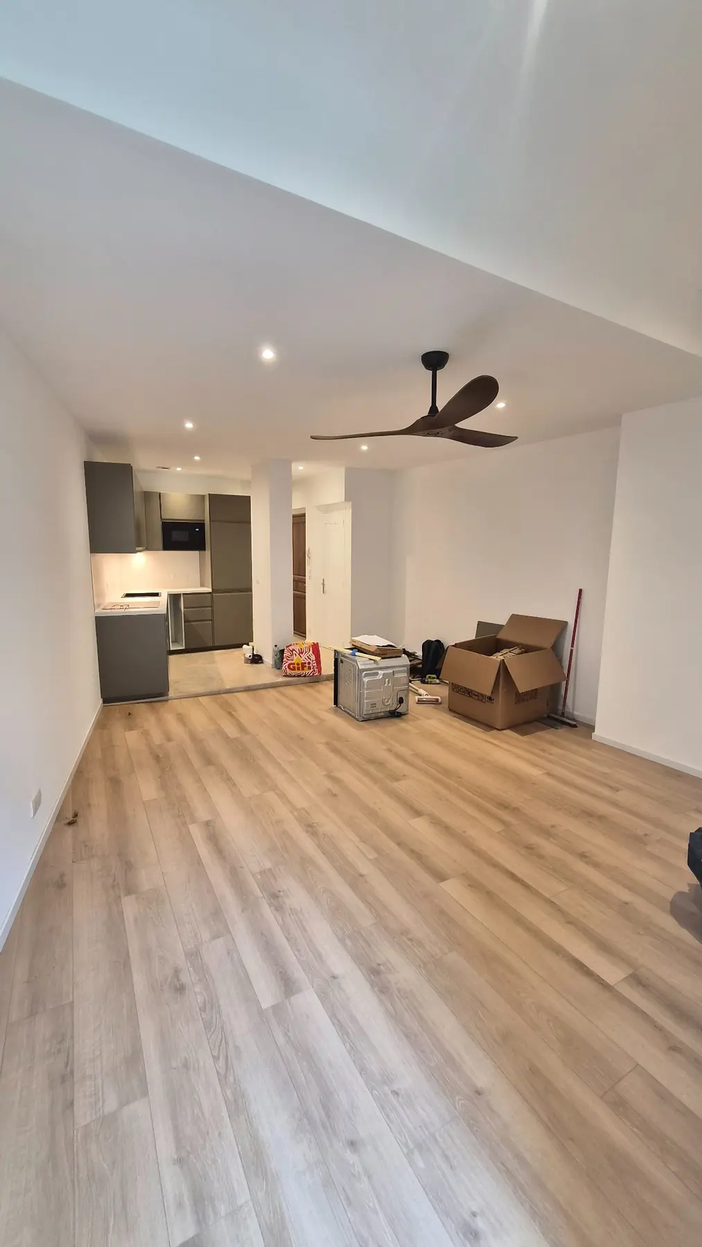 Cuisine et sols en cours de finition dans l’appartement