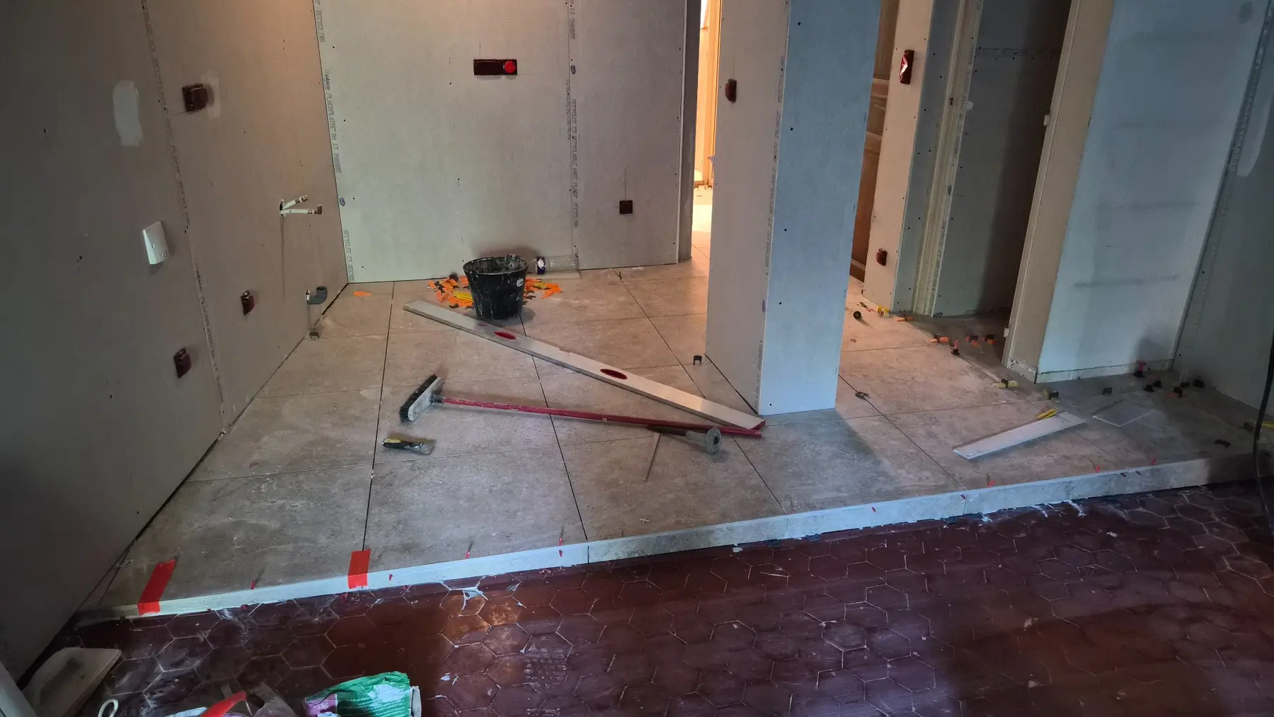 Recomposition des volumes de l’appartement en cours de chantier