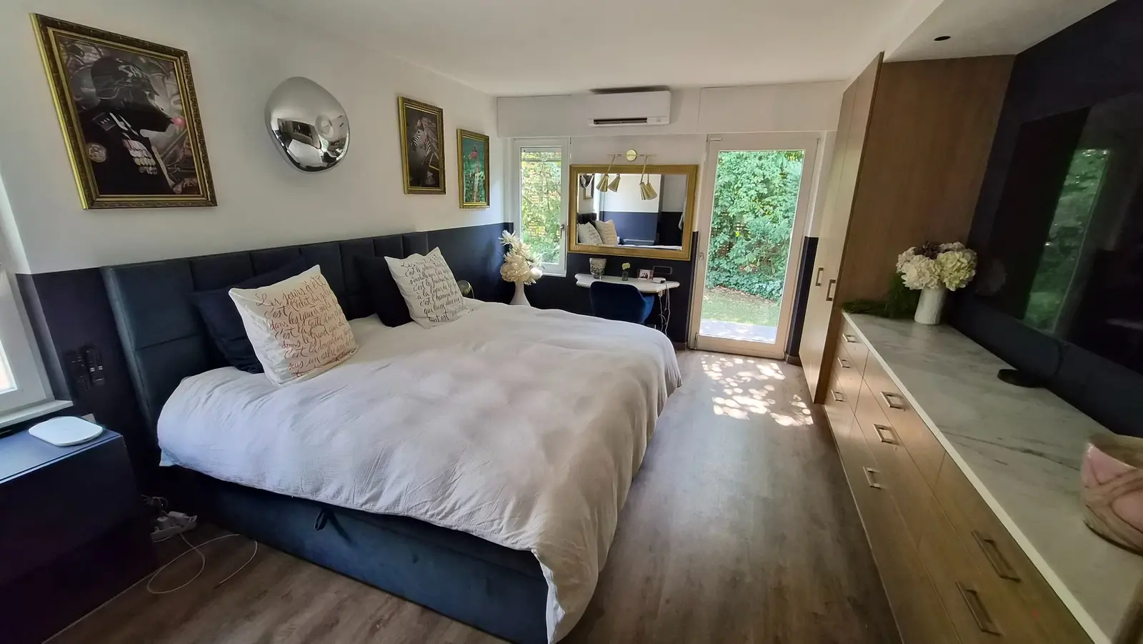 Chambre rénovée avec rangements intégrés