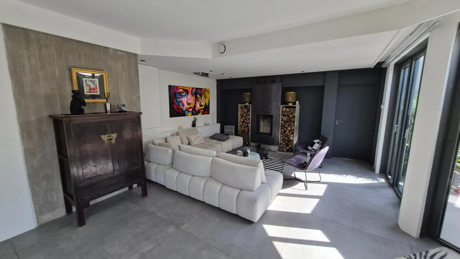Séjour lumineux après rénovation de la maison d’architecte