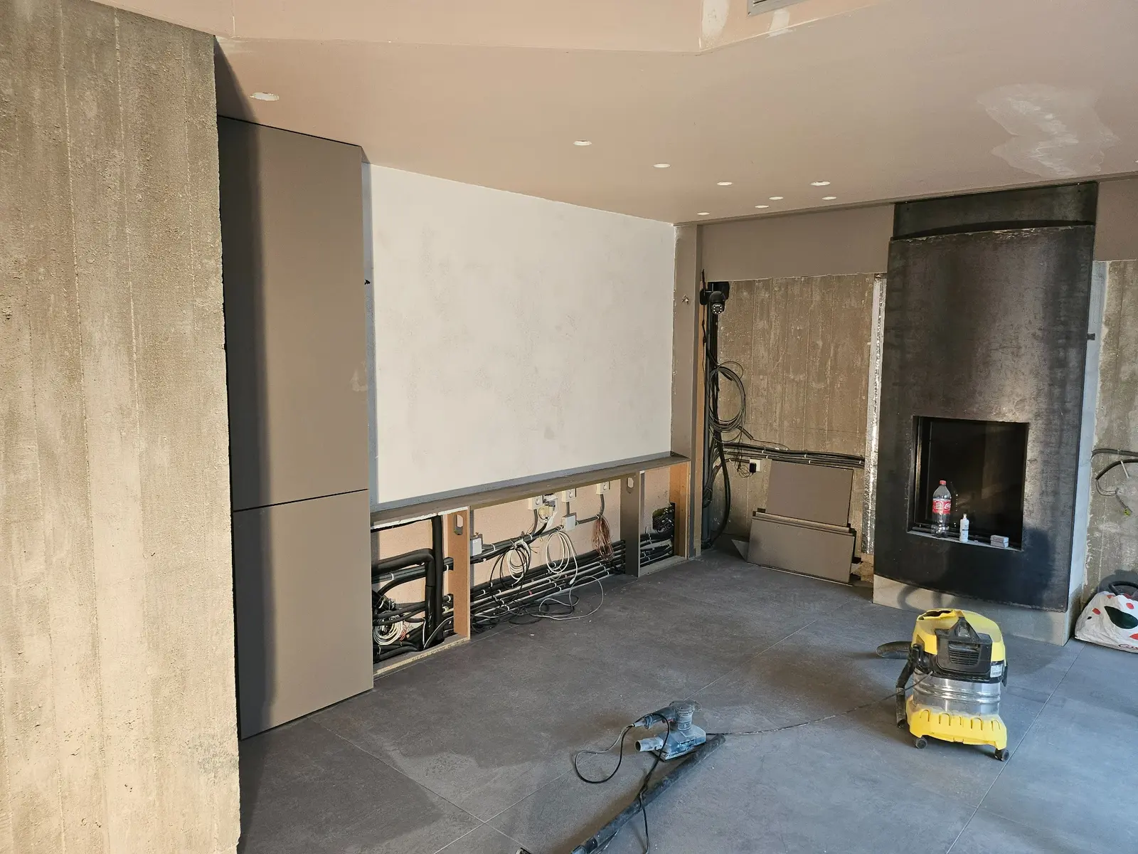 Ancien salon en cours de transformation dans la maison d’architecte