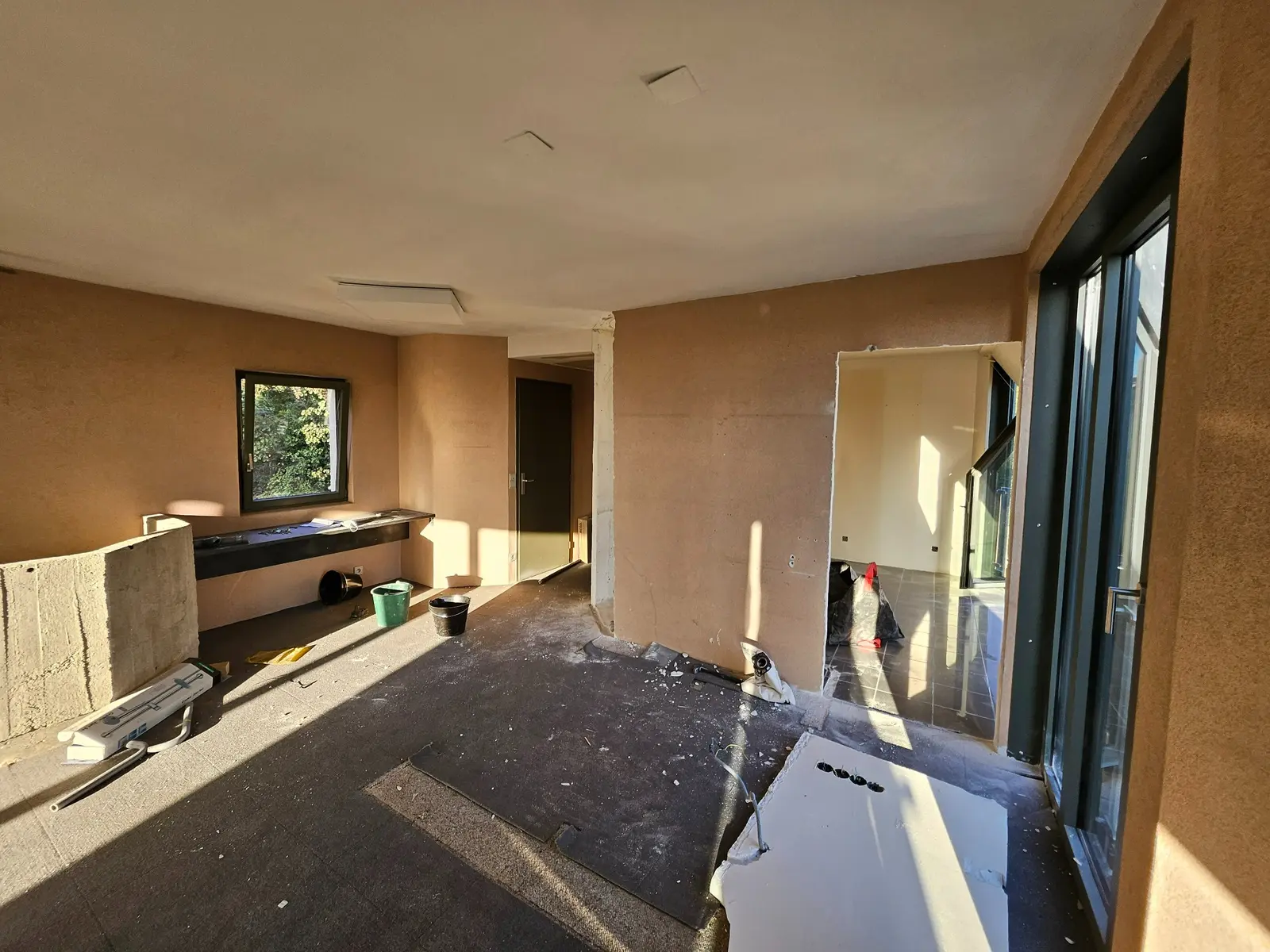 Séjour de la maison d’architecte en cours de rénovation