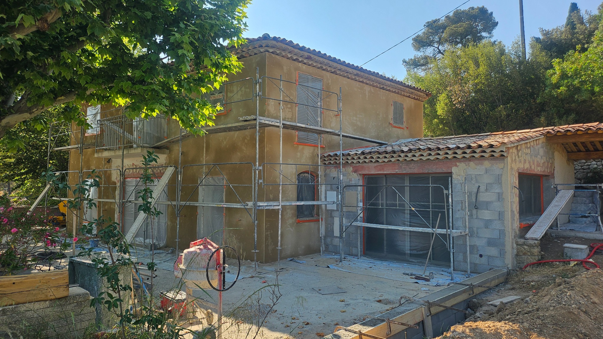 Façade de la maison pendant les travaux de rénovation