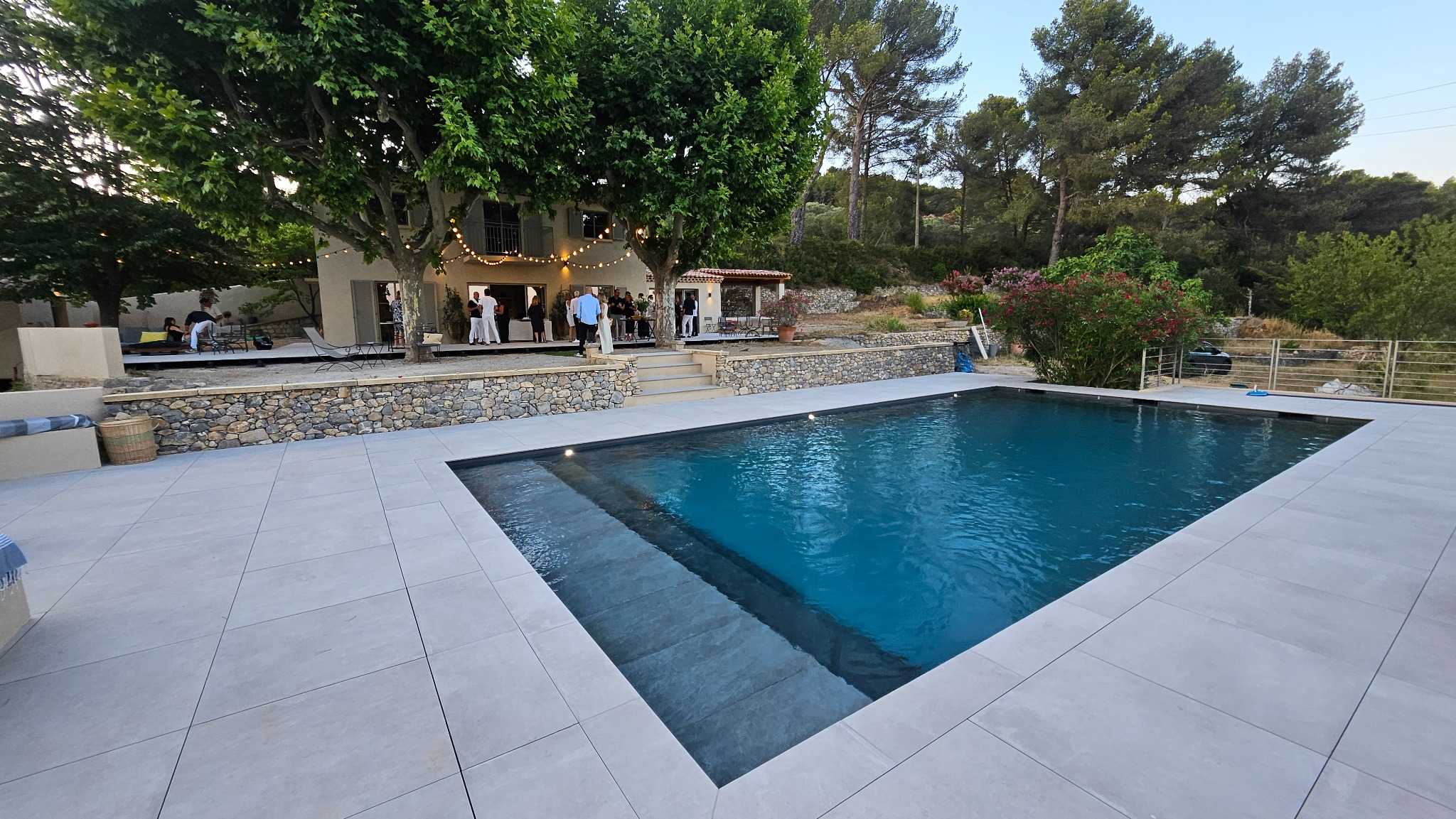 Piscine et terrasses achevées devant la maison provençale