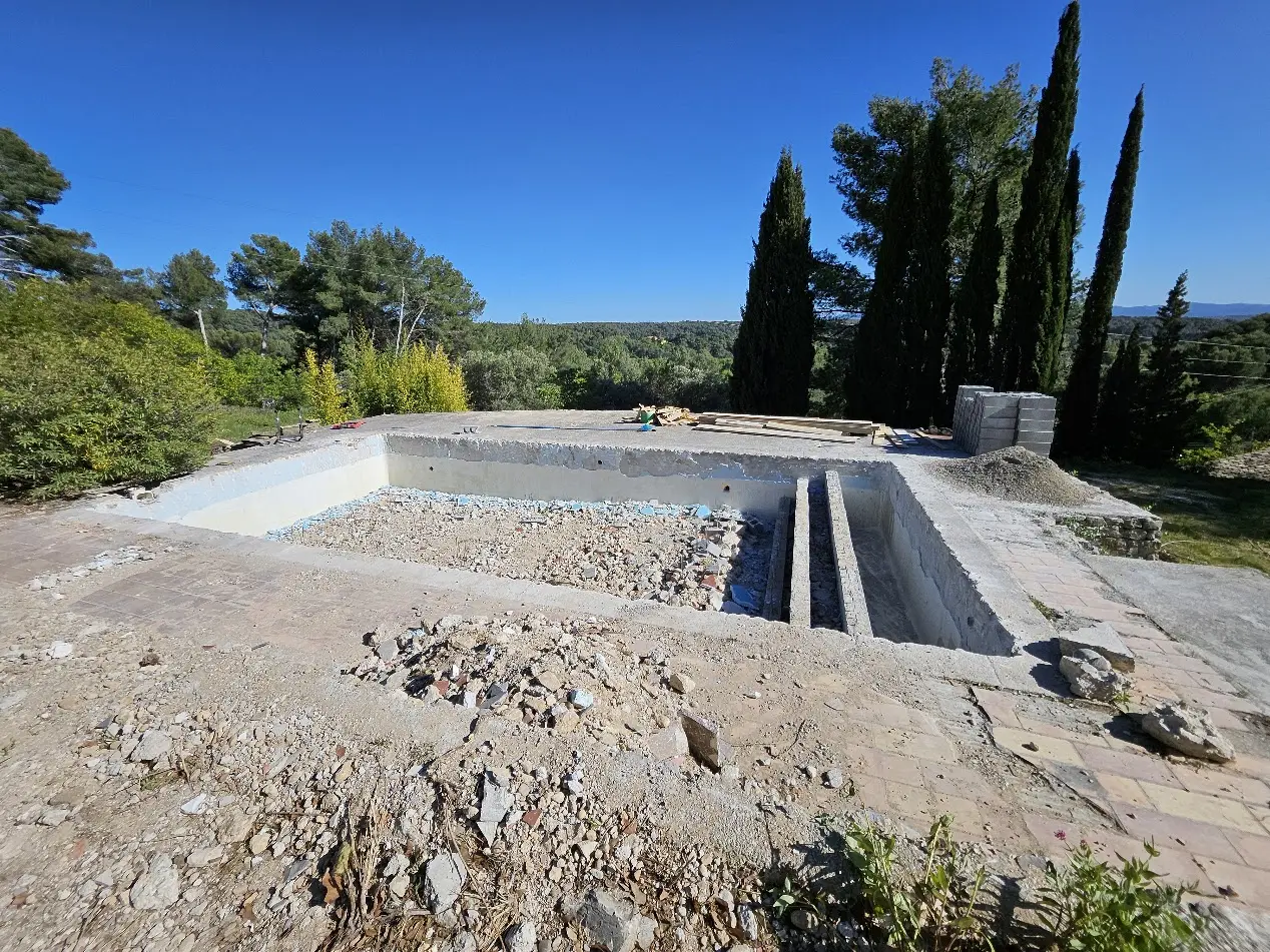 Piscine en cours de transformation avec bassin rehaussé